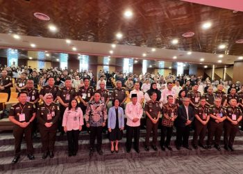 Dr. Hermon Dekristo S.H.,M.H Berasama Jajaran dan peserta Seminar ilmiah Berfoto Bersama dalam rangka memperingati hari lahir Kejaksaan ke 80