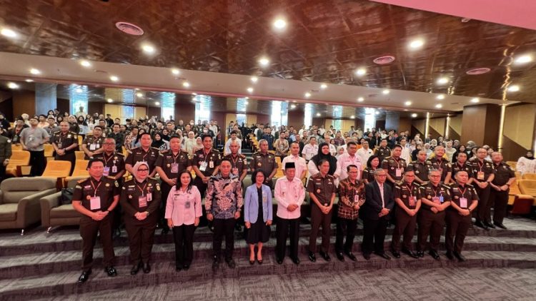 Dr. Hermon Dekristo S.H.,M.H Berasama Jajaran dan peserta Seminar ilmiah Berfoto Bersama dalam rangka memperingati hari lahir Kejaksaan ke 80